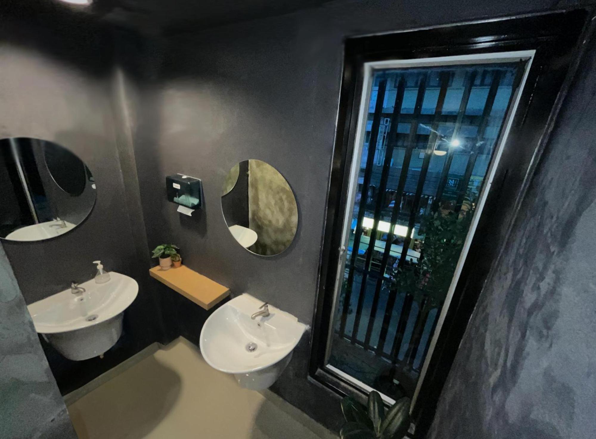 Bud Brew Beyond Dispensary And Hotel Bangkok Kültér fotó