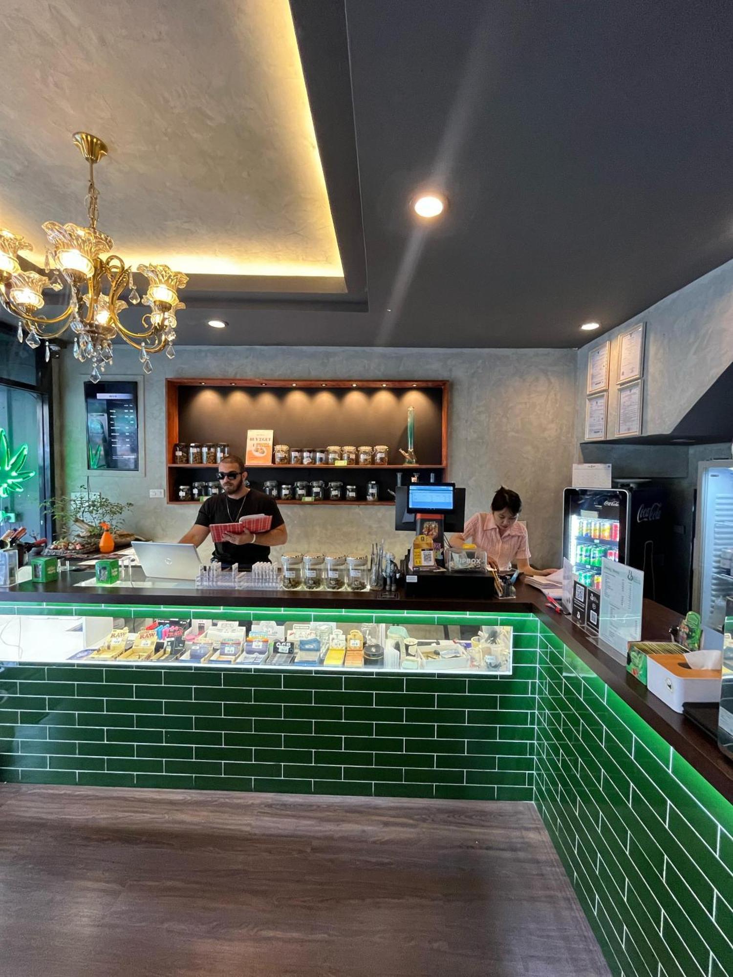 Bud Brew Beyond Dispensary And Hotel Bangkok Kültér fotó